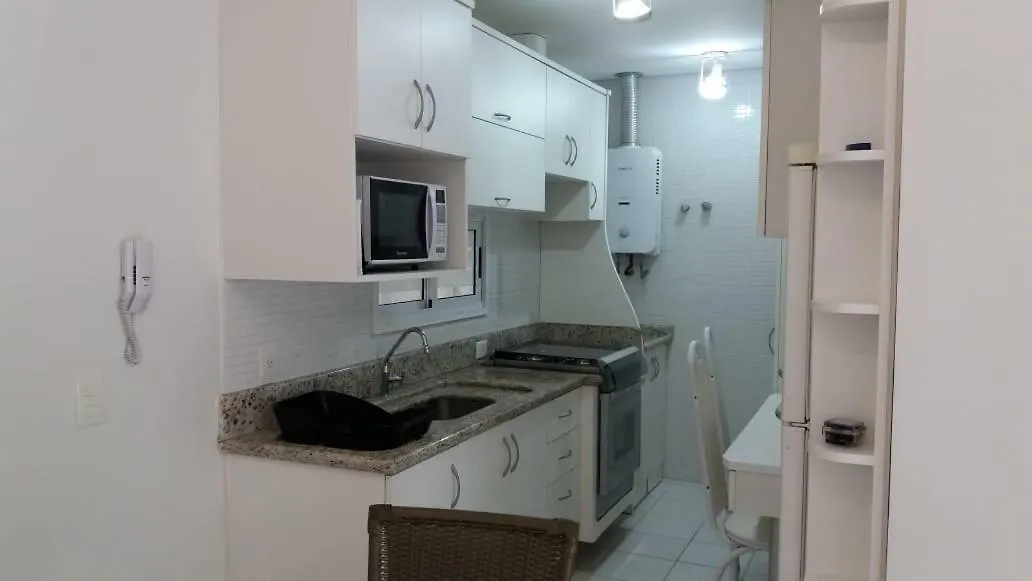 Daire Bem Localizado Com Sacada, Churrasqueira, Garagem E Split Florianópolis